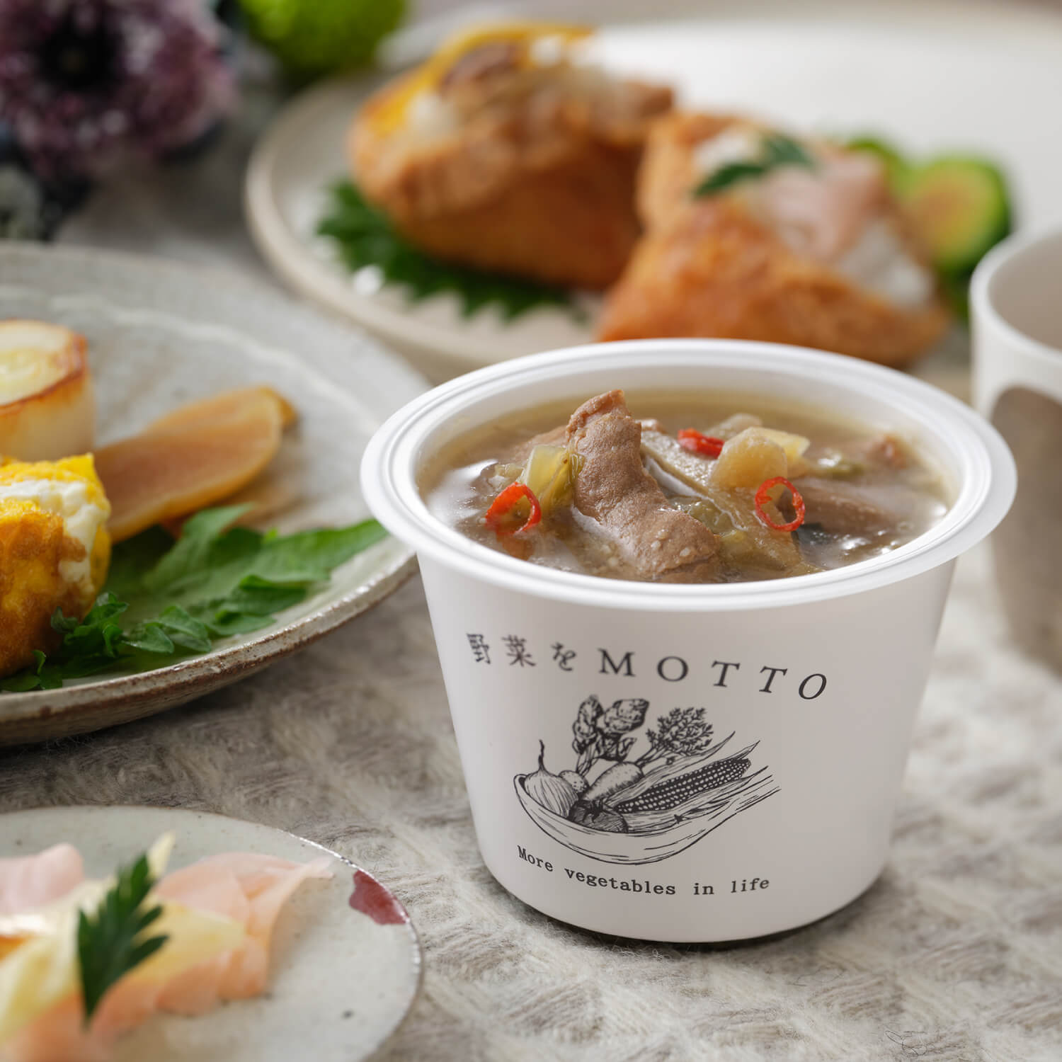 【DELI】高知産ニラにキャベツたっぷり鰹昆布だしの牛もつ鍋